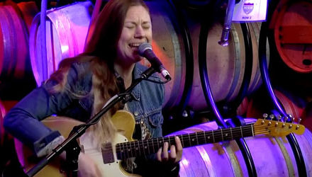 Joanne Shaw Taylor sings from the Cellar
