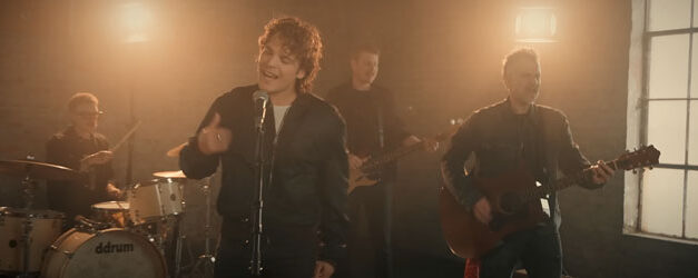 Max McNown plays for Kelly Clarkson