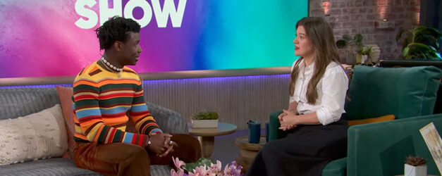 Kelly Clarkson welcomes Mon Rovîa